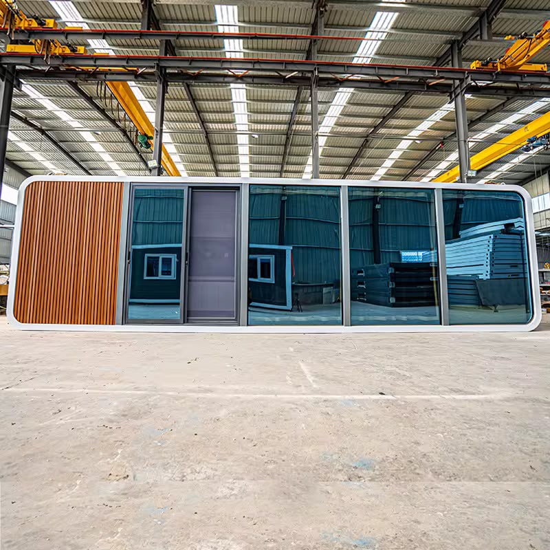 Cápsula Apple con panel de madera en fábrica