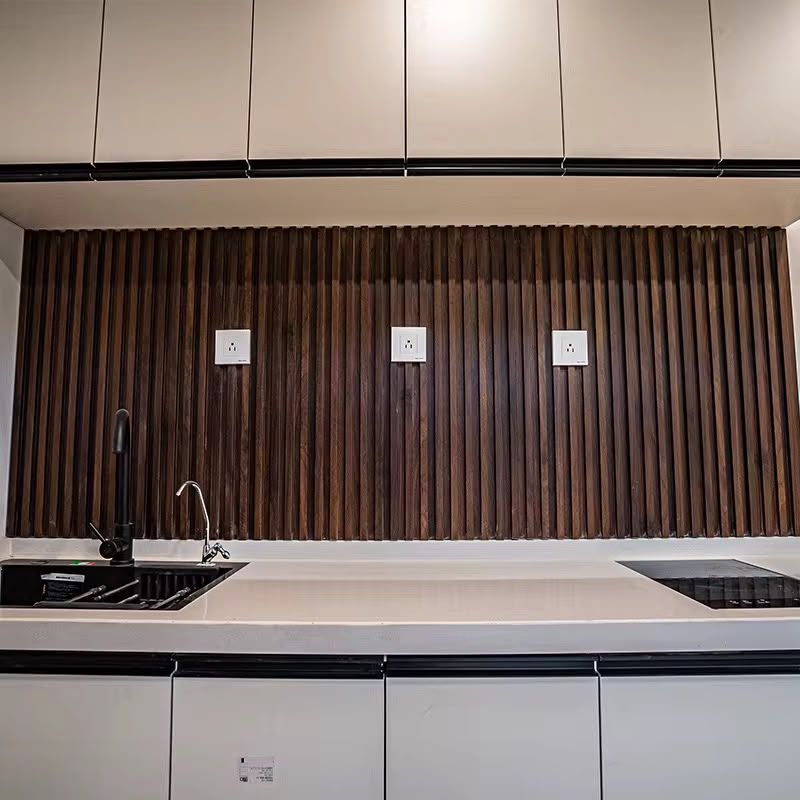 Interior living cápsula Apple con cortinas y piso de madera