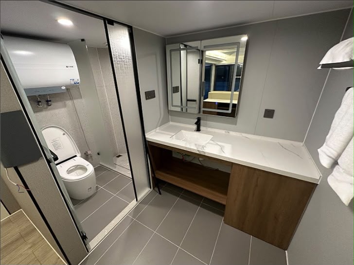 Baño completo con ducha y mueble de madera