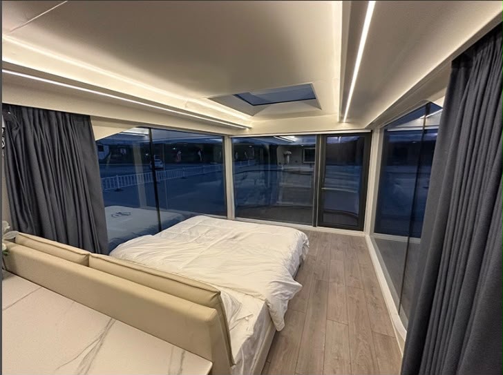 Dormitorio nocturno con cortinas y LED