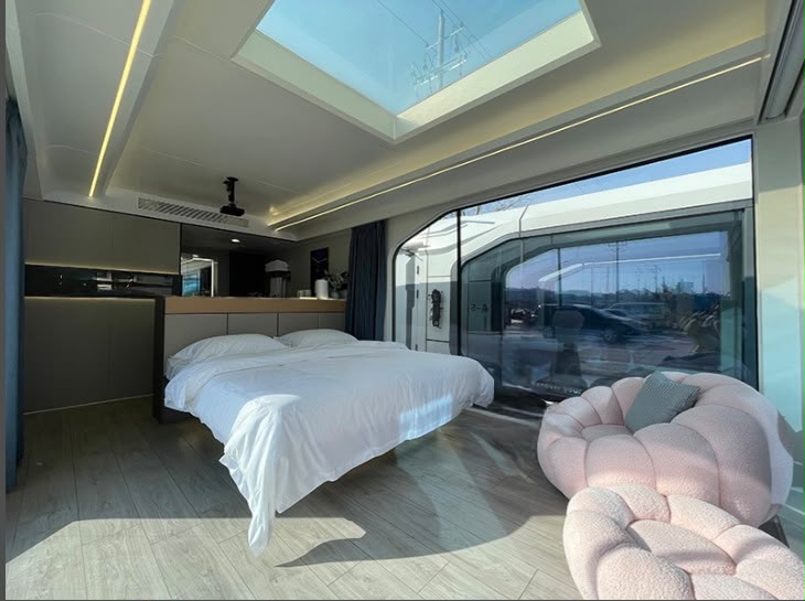 Dormitorio con claraboya y sillón