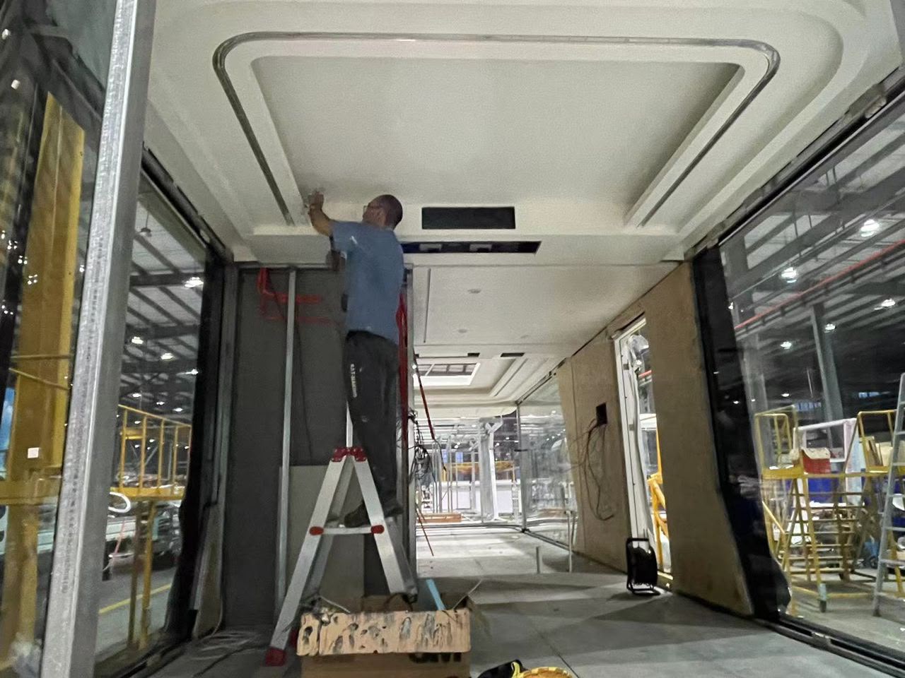 Técnico instalando techo en fábrica