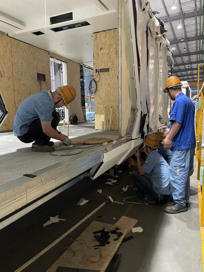 Equipo de trabajadores construyendo cápsula