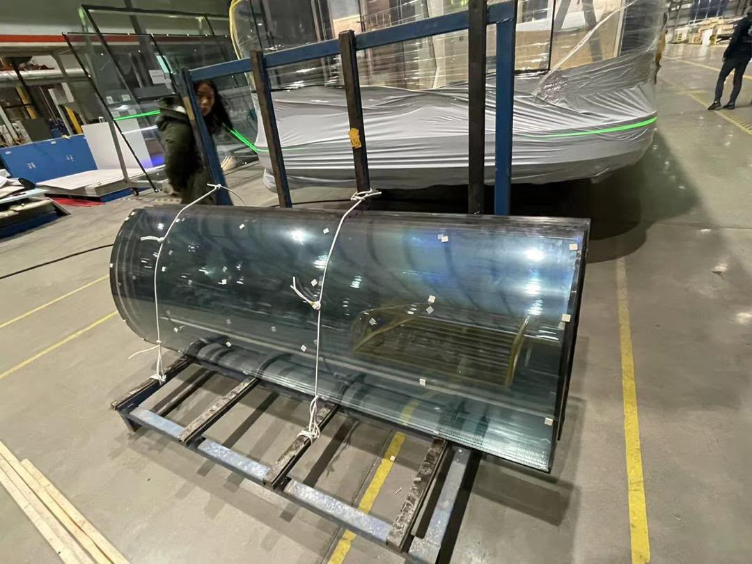 Paneles de vidrio curvo en fábrica