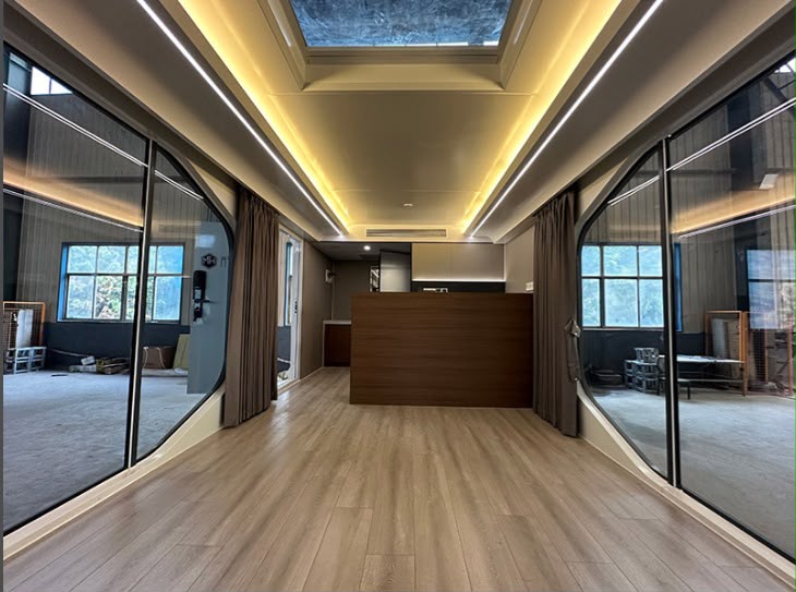 Interior living con piso de madera y LED