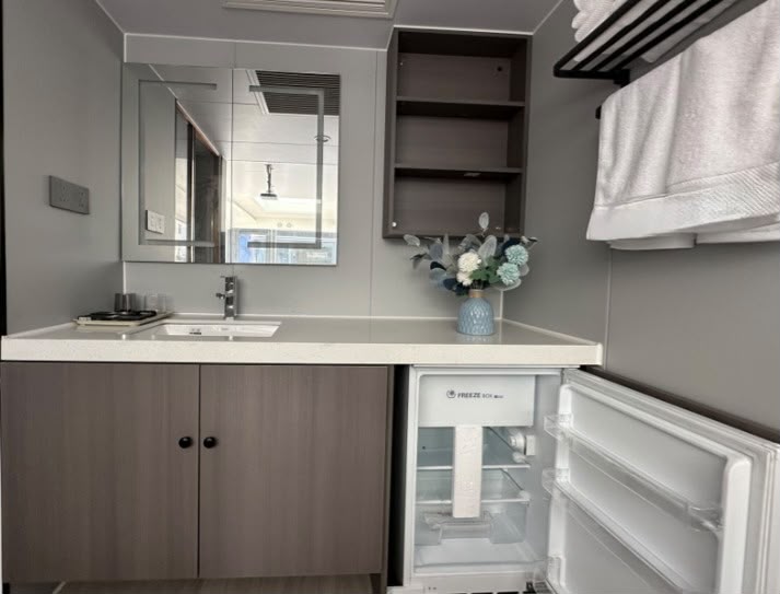 Kitchenette con minibar y nevera